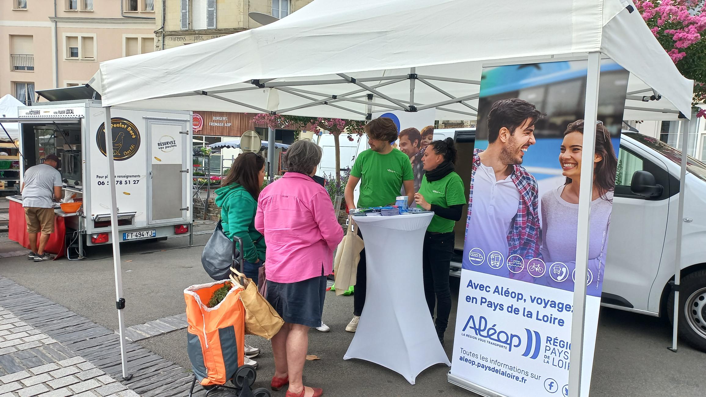 Informations et ditribution de goodies au marché de Segré (49)