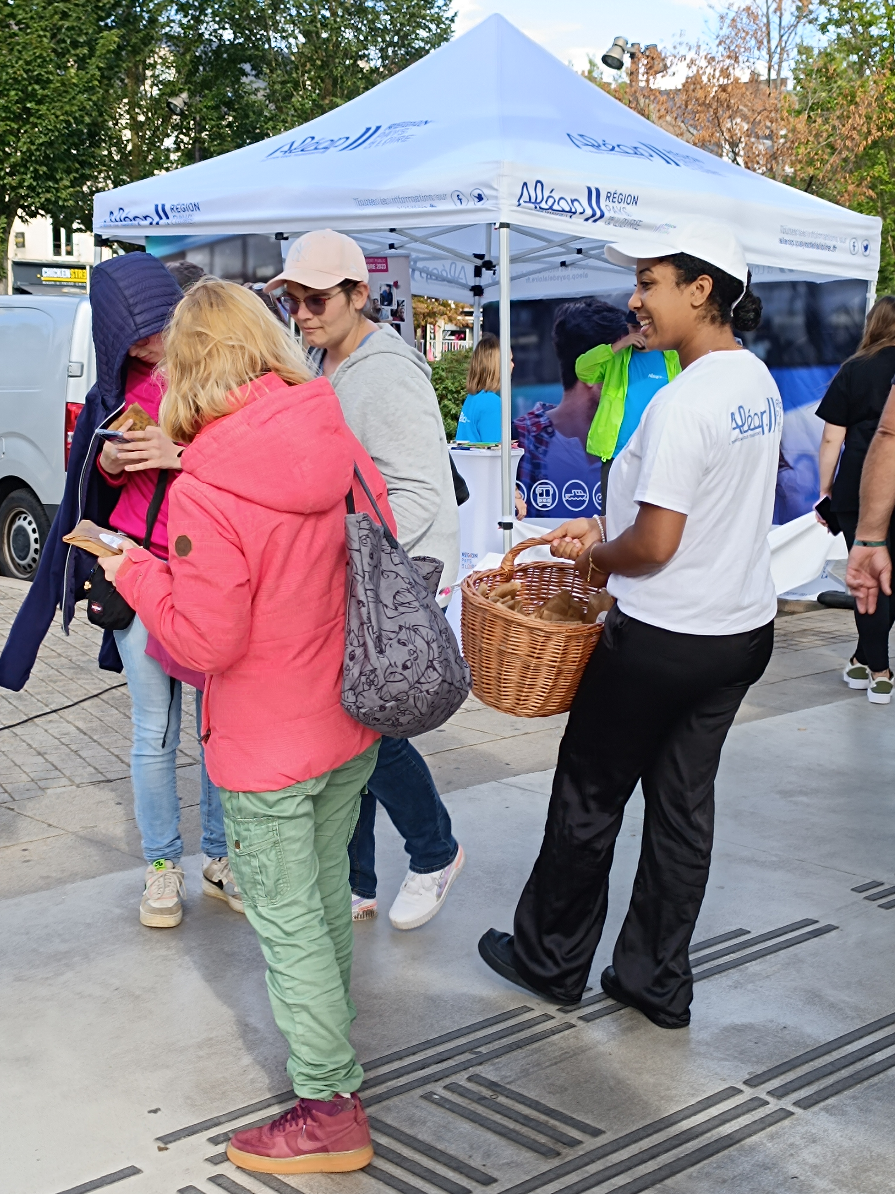 Distribution de cookies Aléop sur le parvis de la gare routière du Mans (72)