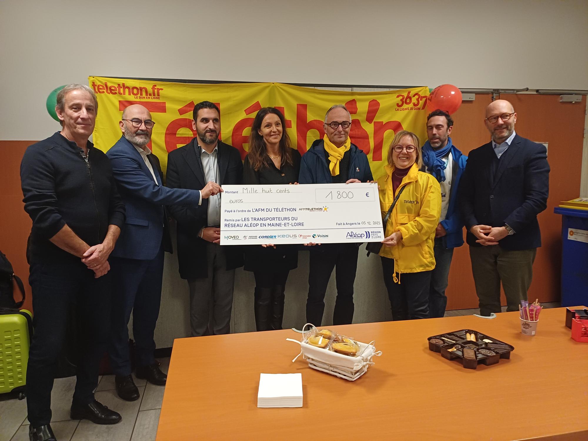 Remise du chèque offert à l'association AFM-Téléthon pour l'édition 2025 du Téléthon